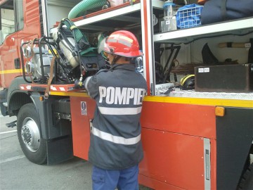 Un copil de doi ani a rămas blocat în apartament: pompierii au intrat pe geam